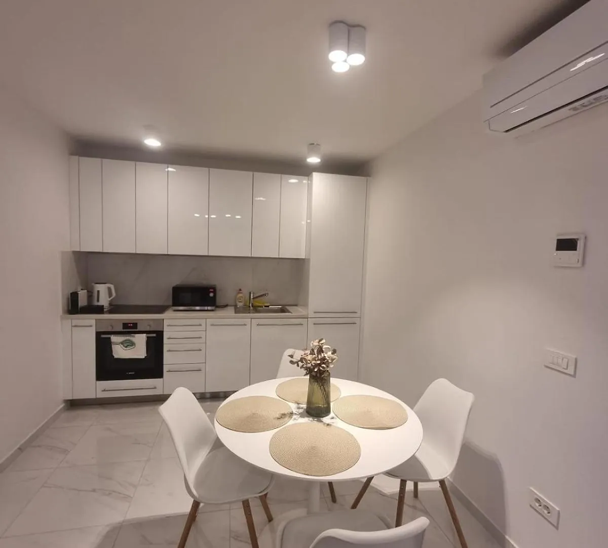 Beautiful New Palmtree Apartments IV Вир